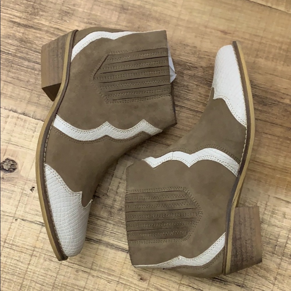 Crevo “Linnaea” Booties